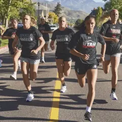 Drużyna piłkarska Utah trenuje w odzieży HeatGear, która zapewnia komfort i wsparcie podczas biegu.