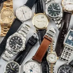 Un assortimento di orologi di lusso, un vero e proprio mercato di orologi per intenditori, con cinturini in pelle e metallo.