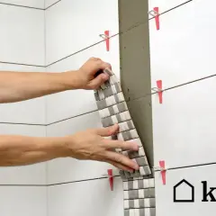 Koszt położenia płytek 2026: Cennik, czynniki, uniknij pułapek!