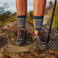 Gotowe na górską przygodę! Wygodne buty i kolorowe skarpety w góry zapewnią komfort na szlaku.