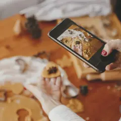 Robię zdjęcia z telefonu, jak wycinam pierniczki w kształcie serc i gwiazdek.