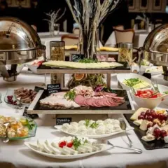 Gdzie zjeść w Zamku Książ? Od eleganckiej kolacji po szybką przekąskę