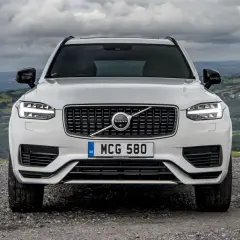 Białe Volvo XC90 2020 na tle malowniczego krajobrazu.