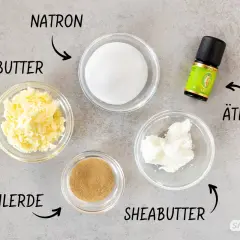 Zutaten für selbstgemachtes Deo: Kakaobutter, Natron, Heilerde, Sheabutter, Zucker und ätherisches Öl.