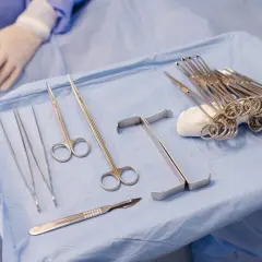Narzędzia chirurgiczne na niebieskim tle. Dobra pensja dla technika sterylizacji medycznej to podstawa.