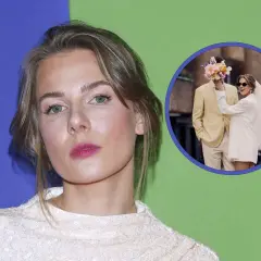 Marta Wierzbicka z mężem w dniu ślubu, ona w białej sukience i welonie, on w beżowym garniturze.