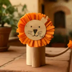 Le avanzi di lana possono diventare un leone simpatico! Un rotolo di carta igienica, cartoncino e carta crespa arancione per una criniera e una coda da leone.