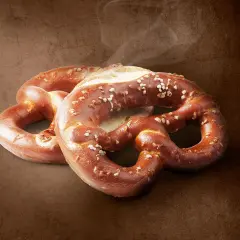 Dwa świeże precle z solą, idealne na przekąskę. Sprawdź precel Lidl kcal, by poznać wartość odżywczą.