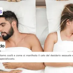 Coppia a letto, distanti. L'articolo affronta il calo della libido e come superarlo con un terapista.