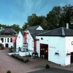 La plus vieille distillerie d'Écosse, The Glenturret, avec ses alambics en cuivre et ses tonneaux.