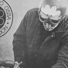 Santiago Herrero, piloto de Ossa, con casco y gafas, listo para la competición.