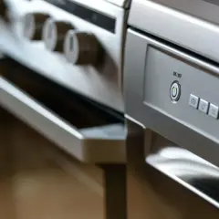Panel sterowania piekarnika Mastercook z przyciskiem ON/OFF. Dowiedz się, jak odblokować piekarnik Mastercook, naciskając przycisk zasilania.