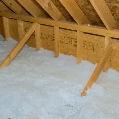 Sottotetto con isolante termico soffice, ideale per sottotetti calpestabili, che garantisce comfort e risparmio energetico.