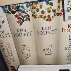 Ken Folletts Kingsbridge Saga: "Der Morgen einer neuen Zeit", "Die Säulen der Erde", "Die Tore der Welt", "Das Fundament der Ewigkeit".