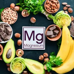 Bananes, avocat, amandes, chocolat noir, graines de chia, pois chiches, noisettes. Quel est le fruit le plus riche en magnésium ? La banane !