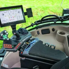 Panel sterowania ciągnika Fendt 724 Vario z ekranem dotykowym, joystickiem i licznymi przyciskami.