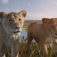 Dwa lwiątka, Simba i Nala, w realistycznej wersji Króla Lwa, stoją na tle sawanny i wody.