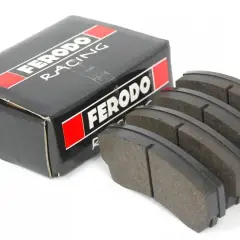 Caja de ferodo racing y pastillas de freno. El ferodo es un material de fricción esencial para la seguridad automotriz.