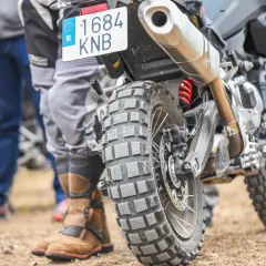 Motocicleta lista para la aventura offroad que es. Ruedas todoterreno, equipo de protección y matrícula española.