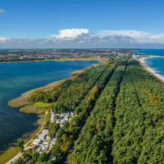 Półwysep Helski atrakcje: malowniczy widok na kemping, las i plażę nad Bałtykiem.