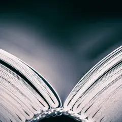 Otwarta księga, której strony tworzą serce. To moja opowieść o mojej rodzinie, pełna wspomnień i miłości.