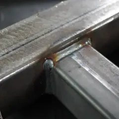 Spawanie aluminium migomatem – precyzyjne połączenie profili metalowych, widoczne ślady pracy spawacza.
