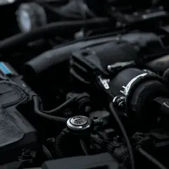Detalle de un motor de coche, mostrando el caudalímetro, esencial para medir el flujo de aire.