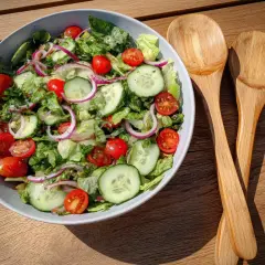 Fräsch sommarsallad till grillat med krispig sallad, tomater, gurka och rödlök. Perfekt tillbehör!