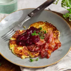 Stekta potatisbullar av potatismos toppas med lingonsylt och knaperstekt bacon. En klassisk svensk rätt som väcker aptit.