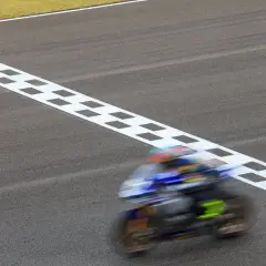 Una moto de MotoGP cruza la meta. ¿Cuánto pesa una moto de moto gp? Alrededor de 157 kg.