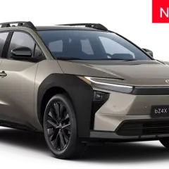 Nowy, beżowy Toyota bZ4X Touring z czarnymi dodatkami i relingami dachowymi, gotowy na każdą podróż.