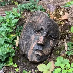 Rzeźby z kamienia polnego - jak emocje ożywiają naturalne piękno
