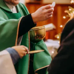 Jak długo można przyjmować komunię bez spowiedzi i uniknąć grzechu?