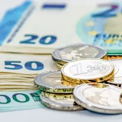 Stos banknotów 100, 50, 20 euro i monet. Zastanawiasz się, ile gotówki można przewozić w UE?