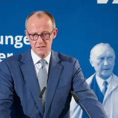 Friedrich Merz spricht vor einem Porträt von Konrad Adenauer, ein wichtiger Teil der CDU Geschichte.