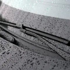 Essuie-glace sous la pluie, un détail essentiel pour le contrôle technique.