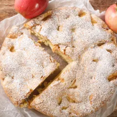 Pyszne ciasto kruche z jabłkami, posypane cukrem pudrem. Idealne na jesienne popołudnie. Ten przepis na ciasto kruche jest prosty i szybki.