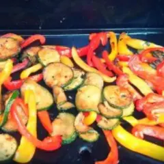Légumes à la plancha marinés : poivrons rouges et jaunes coupés en lanières, courgettes rondes grillées. Un délice coloré !