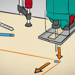 Seghetto alternativo pronto per tagliare piastrelle seguendo le linee tracciate. Trapano e matita a portata di mano.