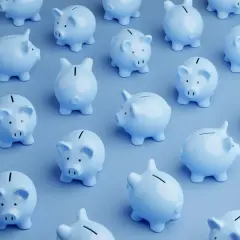Mnóstwo skarbonek w kolorze błękitnym, symbolizujących oszczędności i lokatę PKO BP. Każda z nich czeka na wypełnienie.
