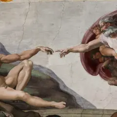 Gott berührt Adam. Die Szene erklärt, warum glauben Menschen an Gott: die Sehnsucht nach Verbindung und Schöpfung.