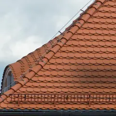 Dachówka: poznaj najważniejsze cechy i rodzaje materiału na dach