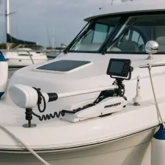 Motore elettrico barca fai da te installato a prua, pronto per un'avventura silenziosa sull'acqua.