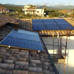 Pannelli fotovoltaici installati su tetti di nuove costruzioni, in linea con l'obbligo fotovoltaico.