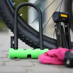 Solidne zabezpieczenie roweru przed kradzieżą: zielona szekla i składany łańcuch.