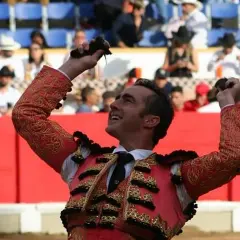El torero El Fandi, con su traje de luces, celebra en la plaza. Su edad no le resta pasión.