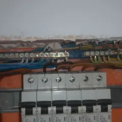 Instalacja elektryczna z listwą zaciskową. Jak sprawdzić uziemienie bez miernika? Widać przewody fazowe, neutralne i ochronne.