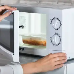 Niebezpieczne podgrzewanie mleka w mikrofali? Poznaj ryzyko dla zdrowia