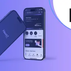 Nest! BANK to nowoczesny bank, którego aplikację mobilną widać na ekranie telefonu. Zarządzaj finansami z dowolnego miejsca!