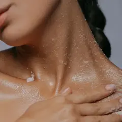 Delikatny peeling z **sodium lactate** na szyi i dekolcie. Skóra nawilżona i gładka.